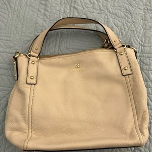 EUC Kate Spade purse. Light tan / cream pebbled leather with gold tone hardware.